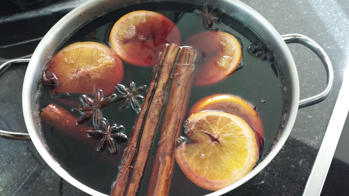 making mulled wine